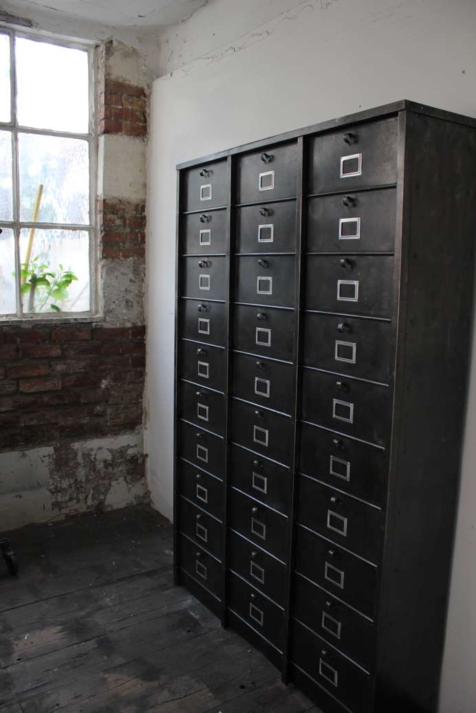 ancien grand meuble 30 casiers industriel a clapet strafor 1950 – Image 11