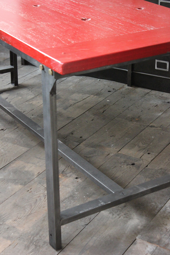Table ou bureau metal industriel militaire plateau bois vernis rouge – Image 5