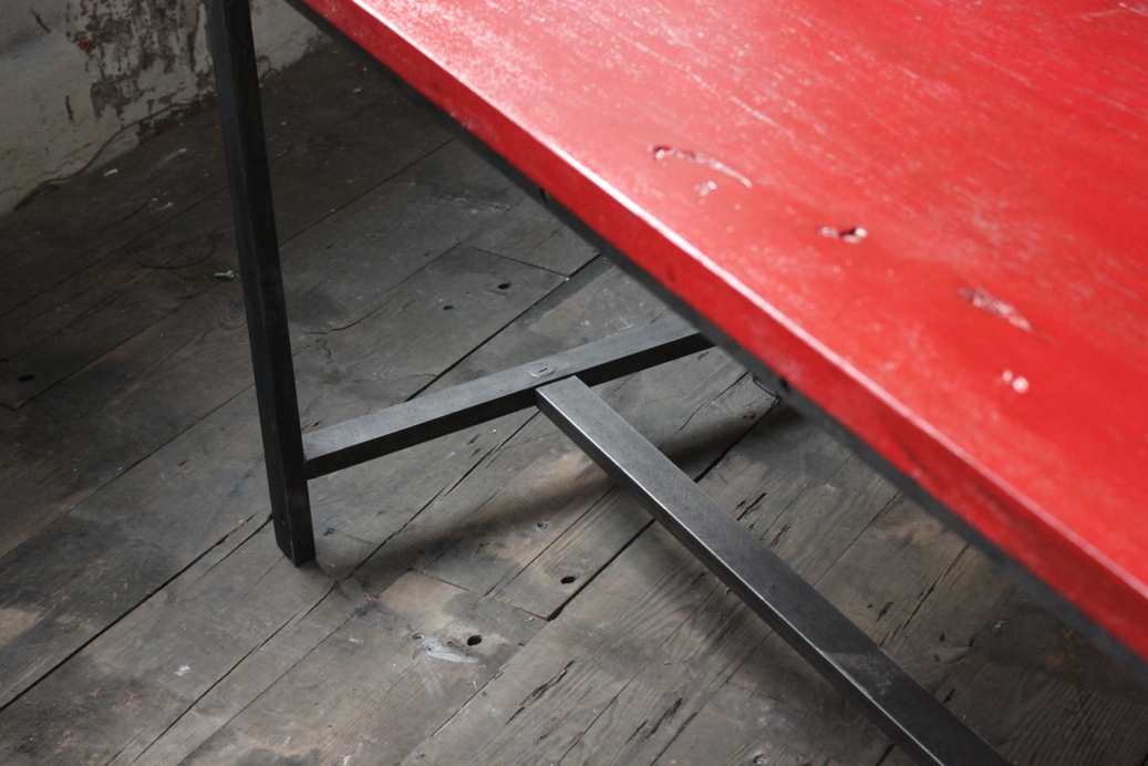 Table ou bureau metal industriel militaire plateau bois vernis rouge – Image 7