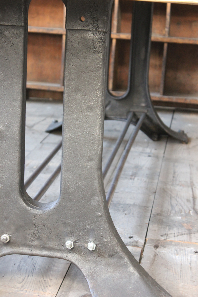 grande table industrielle plateau chene massif pietement fonte – Image 12