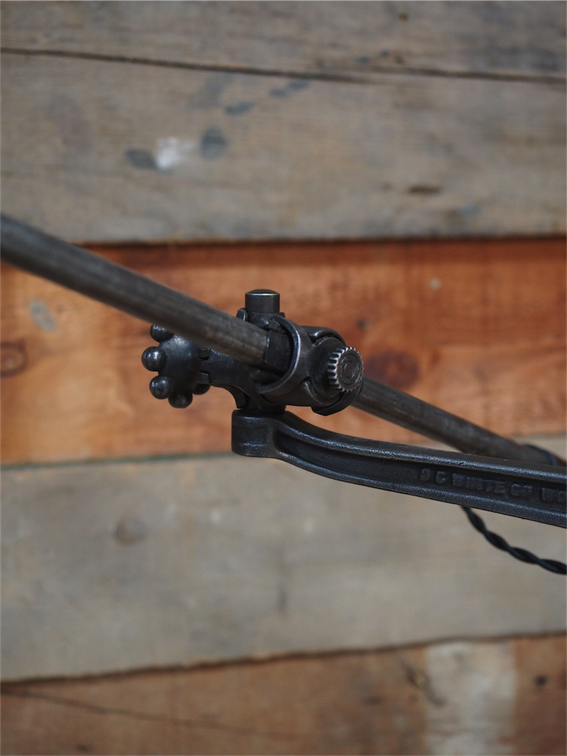 Rare Lampe de bureau O.C. White Industrielle socle fonte la lampe de reference a new york dans les loft – Image 8