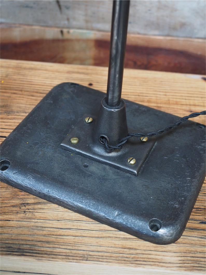 Rare Lampe de bureau O.C. White Industrielle socle fonte la lampe de reference a new york dans les loft – Image 9