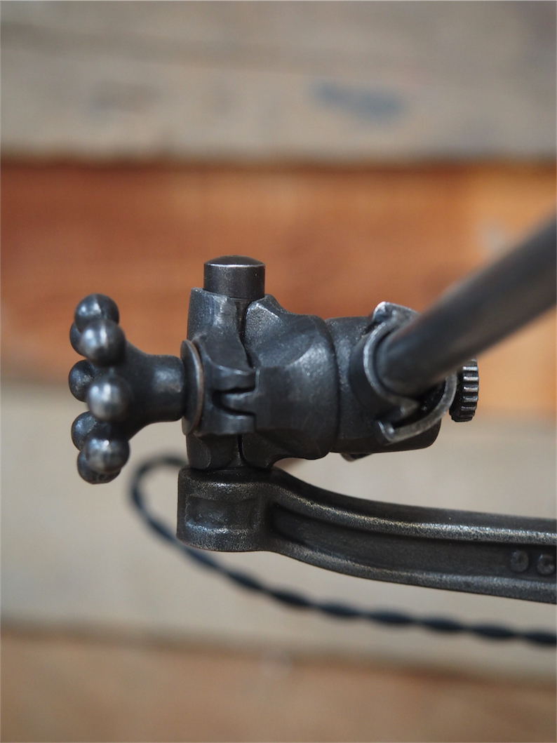 Rare Lampe de bureau O.C. White Industrielle socle fonte la lampe de reference a new york dans les loft – Image 13