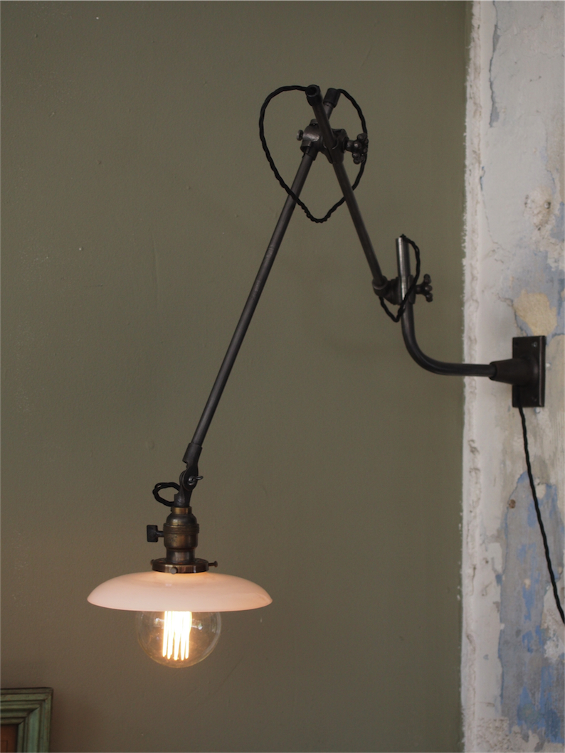 Rare Lampe applique O.C. White Industrielle opaline blanche la lampe de reference a new york dans les loft – Image 3