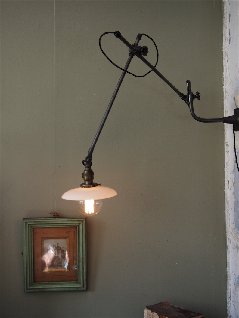 Rare Lampe applique O.C. White Industrielle opaline blanche la lampe de reference a new york dans les loft – Image 4