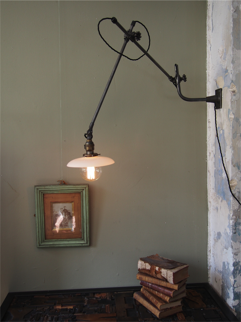 Rare Lampe applique O.C. White Industrielle opaline blanche la lampe de reference a new york dans les loft – Image 5
