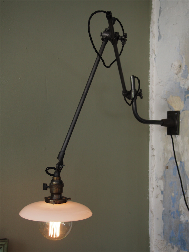 Rare Lampe applique O.C. White Industrielle opaline blanche la lampe de reference a new york dans les loft – Image 6