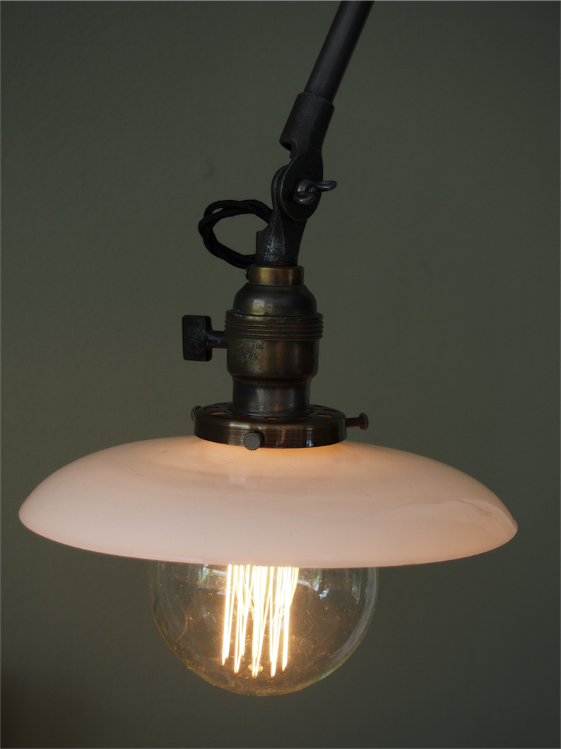 Rare Lampe applique O.C. White Industrielle opaline blanche la lampe de reference a new york dans les loft – Image 7