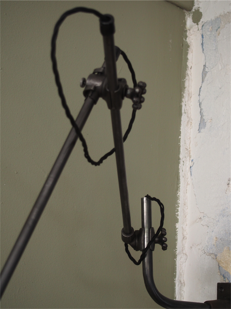 Rare Lampe applique O.C. White Industrielle opaline blanche la lampe de reference a new york dans les loft – Image 8