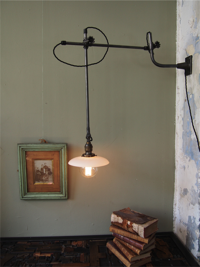 Rare Lampe applique O.C. White Industrielle opaline blanche la lampe de reference a new york dans les loft – Image 2
