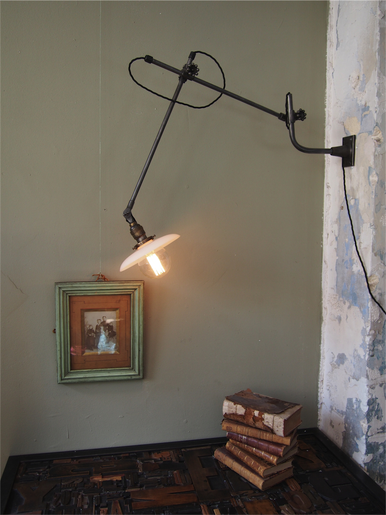 Rare Lampe applique O.C. White Industrielle opaline blanche la lampe de reference a new york dans les loft – Image 9