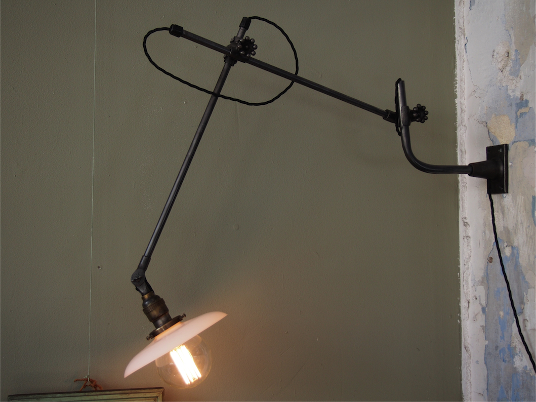 Rare Lampe applique O.C. White Industrielle opaline blanche la lampe de reference a new york dans les loft – Image 10