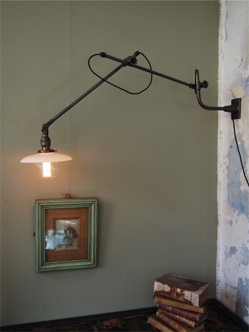 Rare Lampe applique O.C. White Industrielle opaline blanche la lampe de reference a new york dans les loft – Image 11