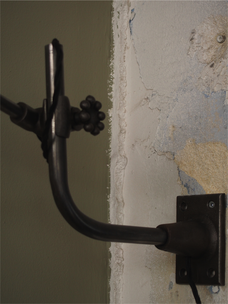 Rare Lampe applique O.C. White Industrielle opaline blanche la lampe de reference a new york dans les loft – Image 13