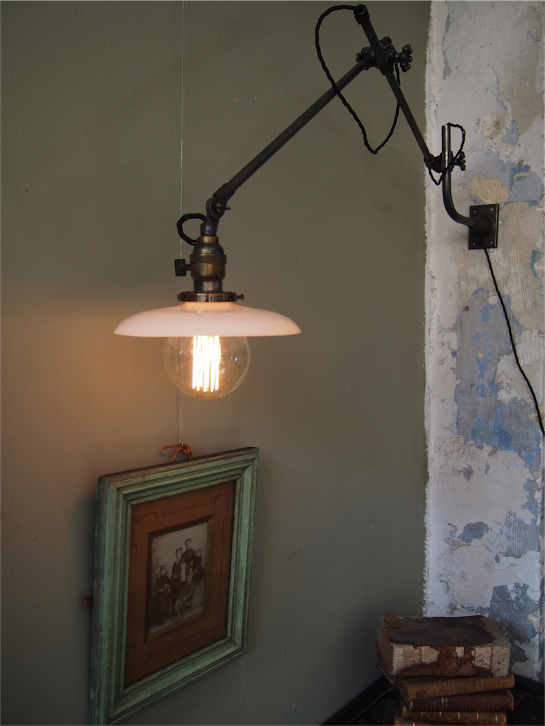 Rare Lampe applique O.C. White Industrielle opaline blanche la lampe de reference a new york dans les loft – Image 16