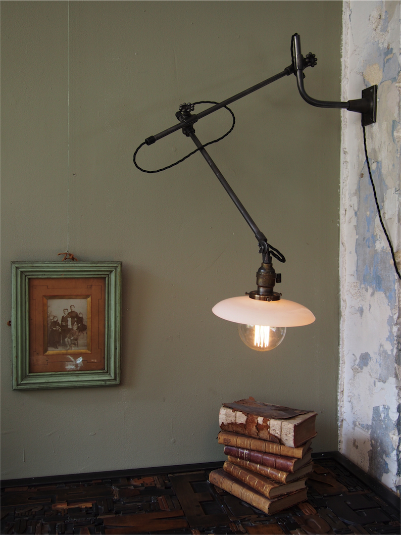 Rare Lampe applique O.C. White Industrielle opaline blanche la lampe de reference a new york dans les loft – Image 17