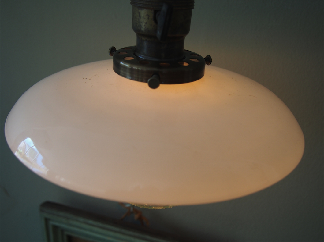 Rare Lampe applique O.C. White Industrielle opaline blanche la lampe de reference a new york dans les loft – Image 18
