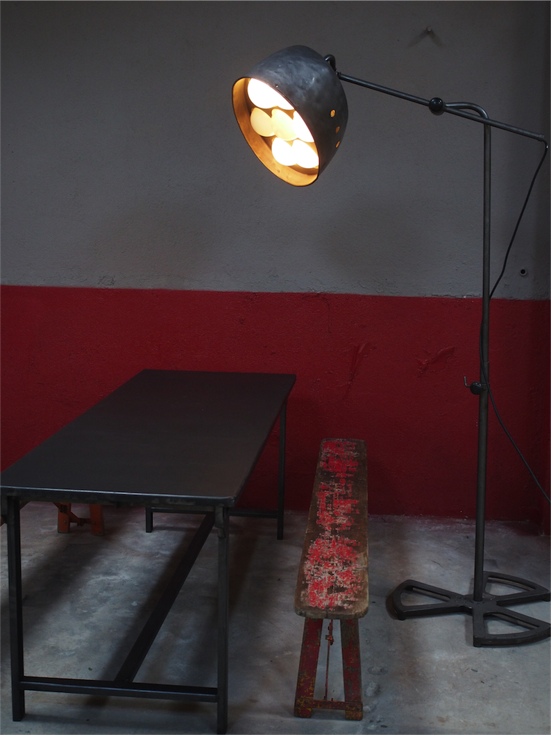 lampe industrielle sur pied atelier carrossier R.G Levallois – Image 2