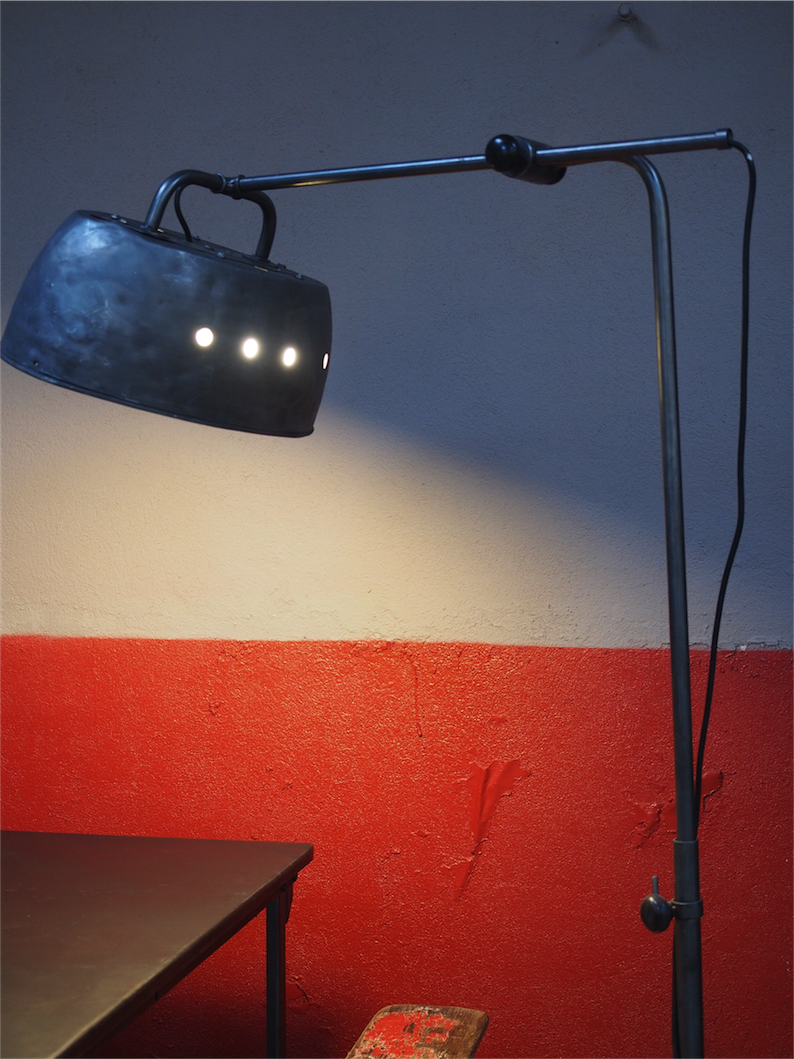 lampe industrielle sur pied atelier carrossier R.G Levallois – Image 6