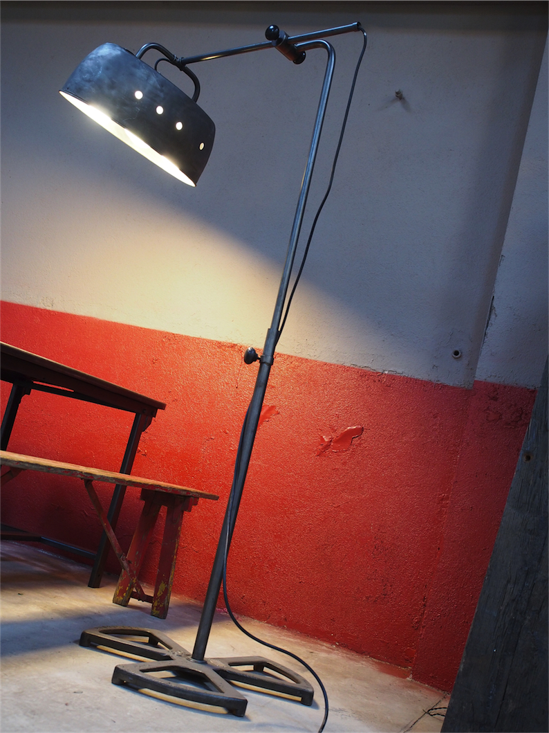 lampe industrielle sur pied atelier carrossier R.G Levallois – Image 5