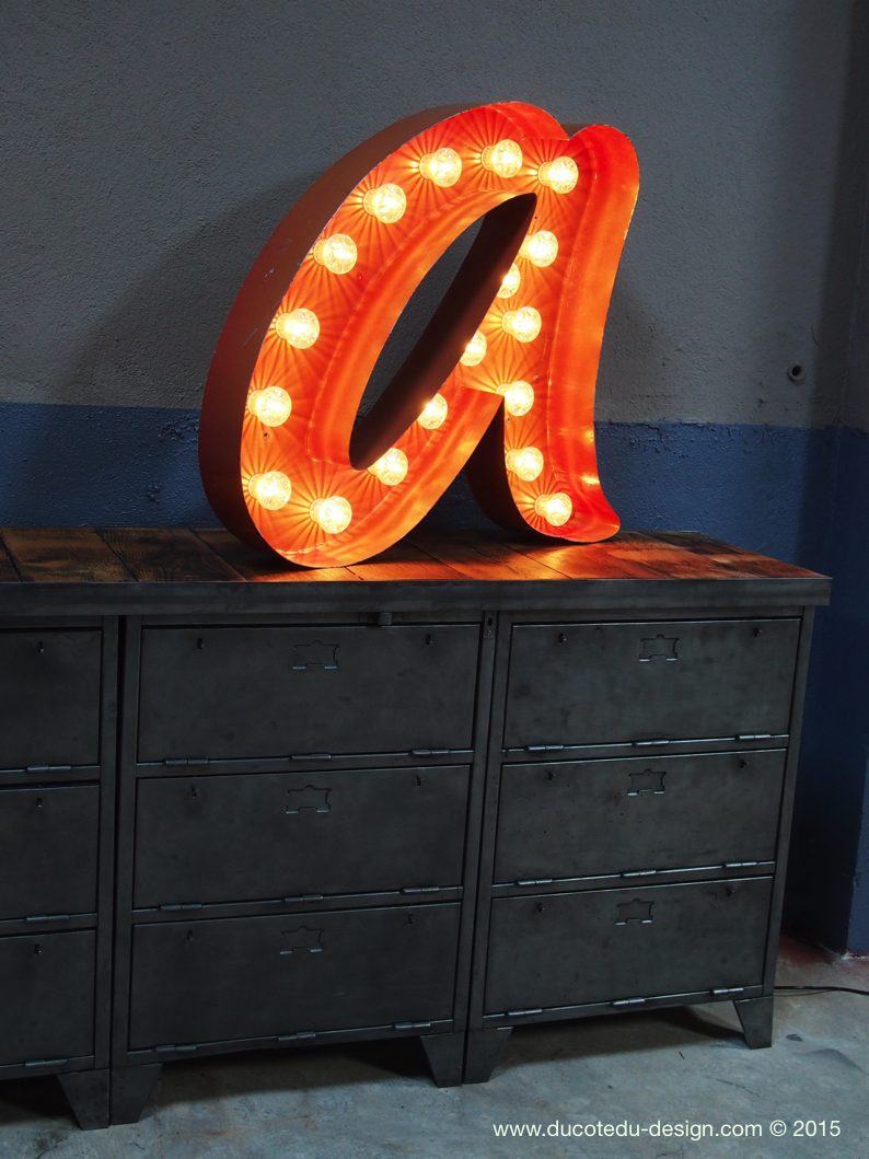 tres grande lettre A d'ancienne enseigne lumineuse façon fete foraine – Image 4