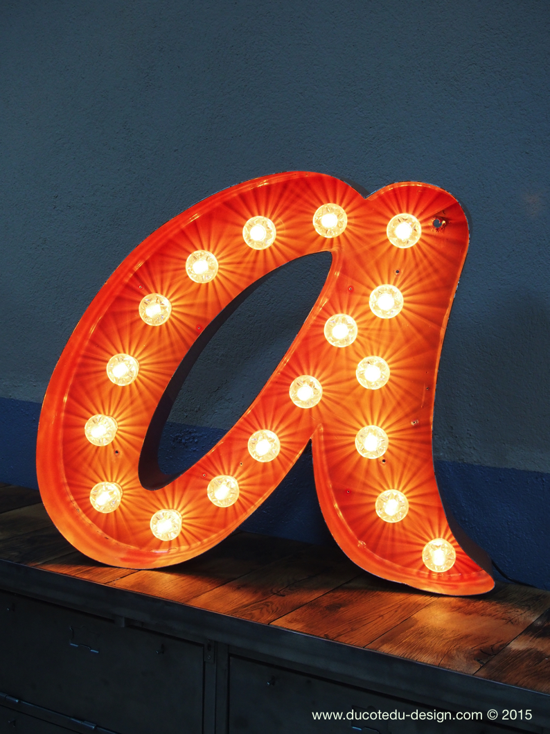 tres grande lettre A d'ancienne enseigne lumineuse façon fete foraine – Image 2