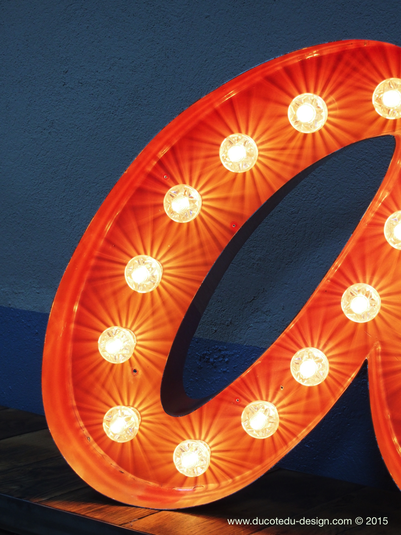 tres grande lettre A d'ancienne enseigne lumineuse façon fete foraine – Image 5