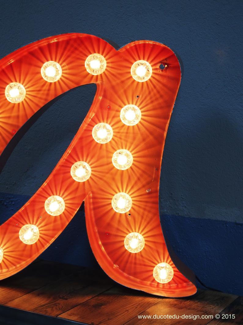 tres grande lettre A d'ancienne enseigne lumineuse façon fete foraine – Image 6