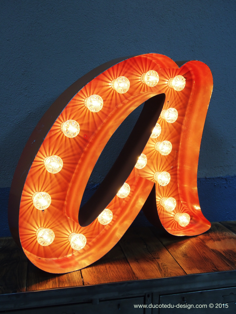 tres grande lettre A d'ancienne enseigne lumineuse façon fete foraine – Image 7