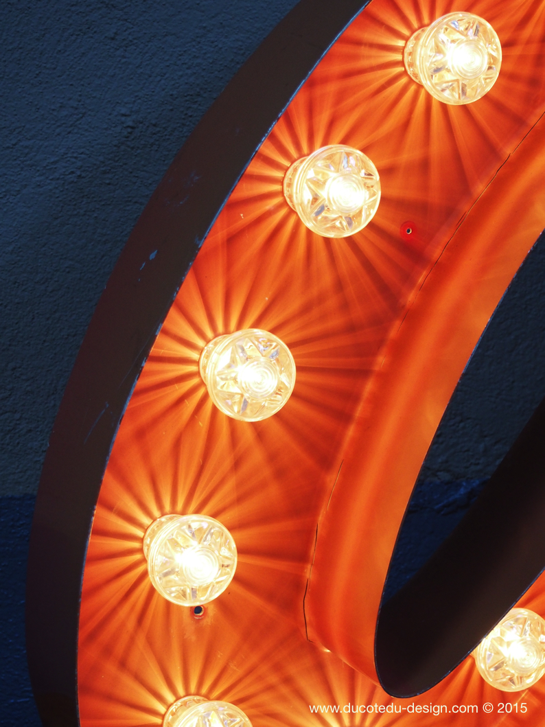 tres grande lettre A d'ancienne enseigne lumineuse façon fete foraine – Image 8