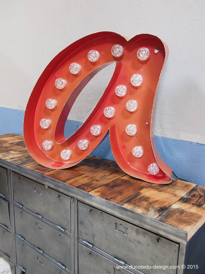 tres grande lettre A d'ancienne enseigne lumineuse façon fete foraine – Image 11