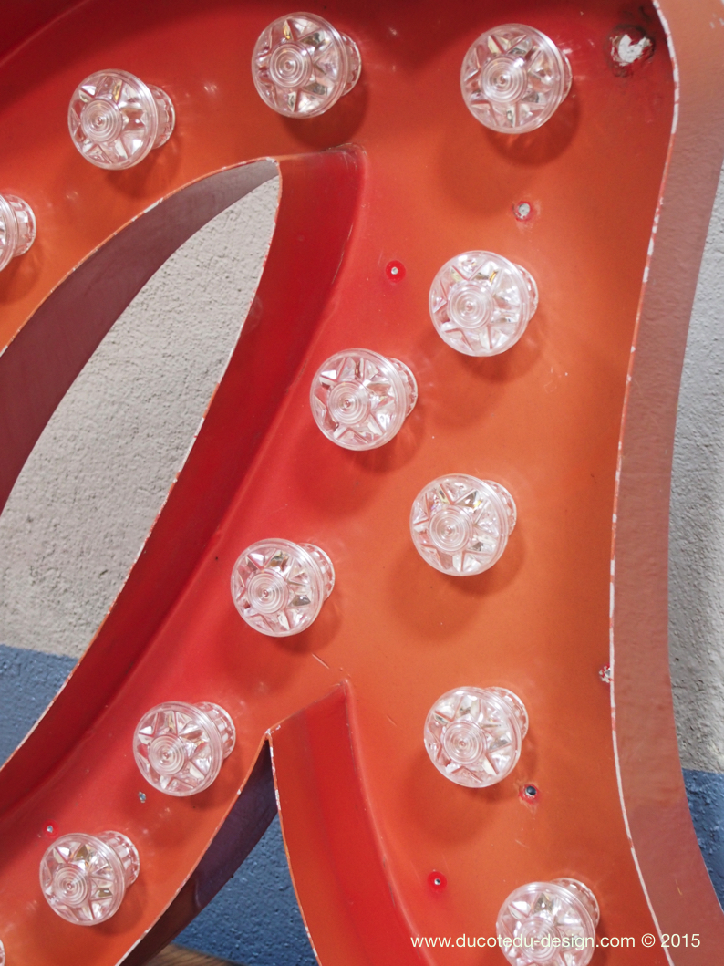 tres grande lettre A d'ancienne enseigne lumineuse façon fete foraine – Image 12