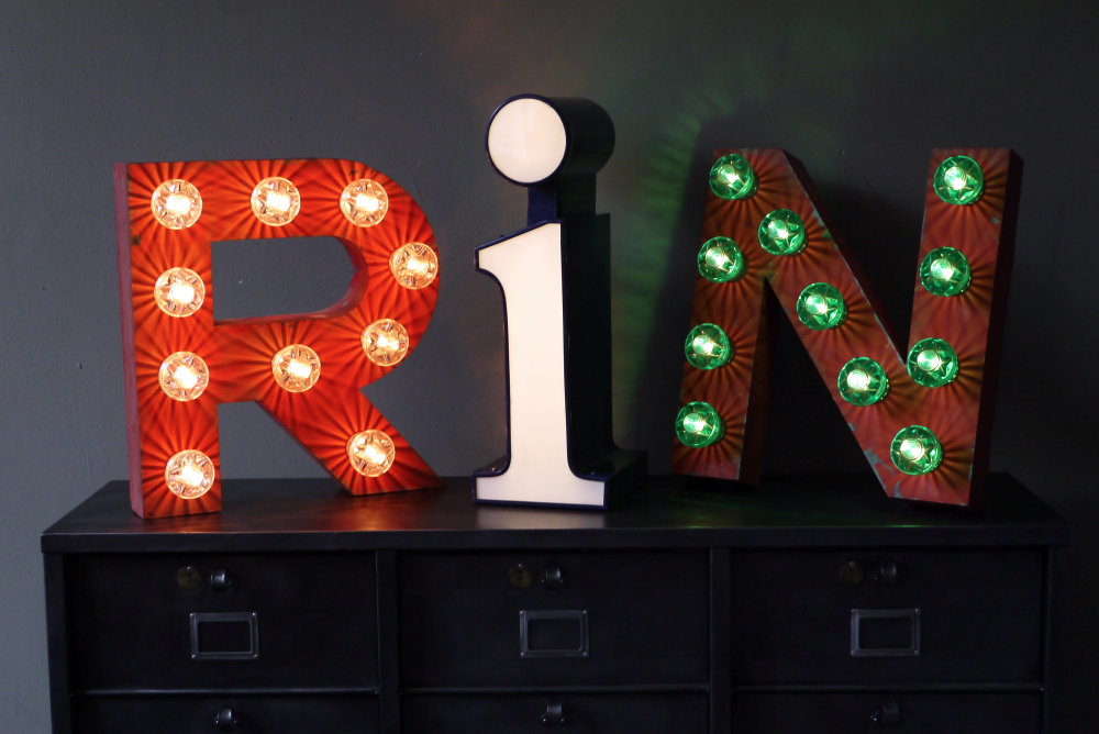 tres grande lettre R d'ancienne enseigne lumineuse façon fete foraine – Image 9