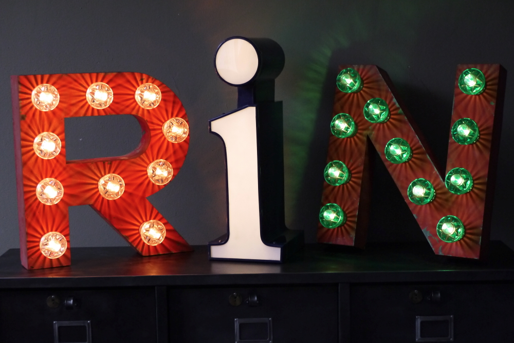 tres grande lettre R d'ancienne enseigne lumineuse façon fete foraine – Image 4