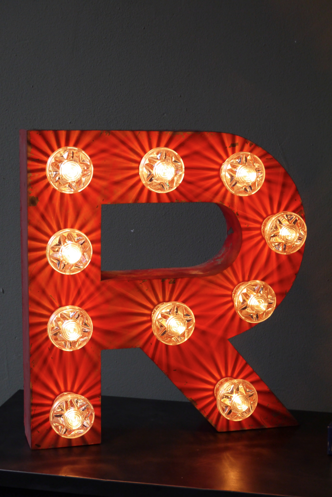 tres grande lettre R d'ancienne enseigne lumineuse façon fete foraine – Image 8
