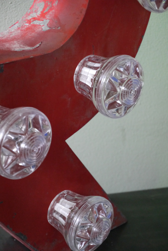 tres grande lettre R d'ancienne enseigne lumineuse façon fete foraine – Image 7