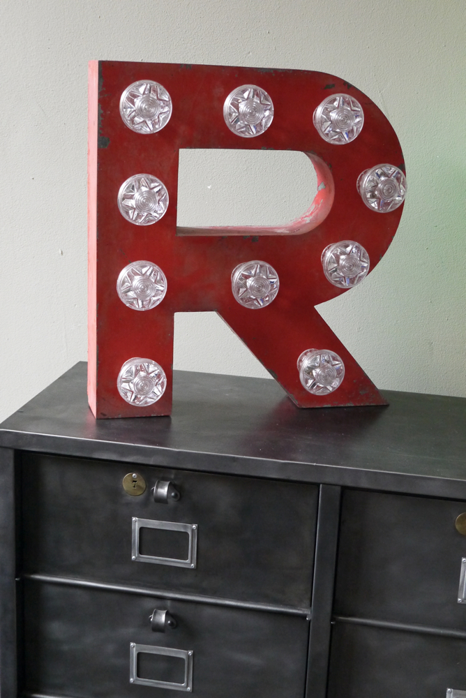 tres grande lettre R d'ancienne enseigne lumineuse façon fete foraine – Image 3