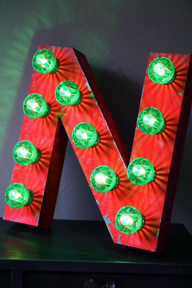 tres grande lettre N d'ancienne enseigne lumineuse façon fete foraine – Image 8