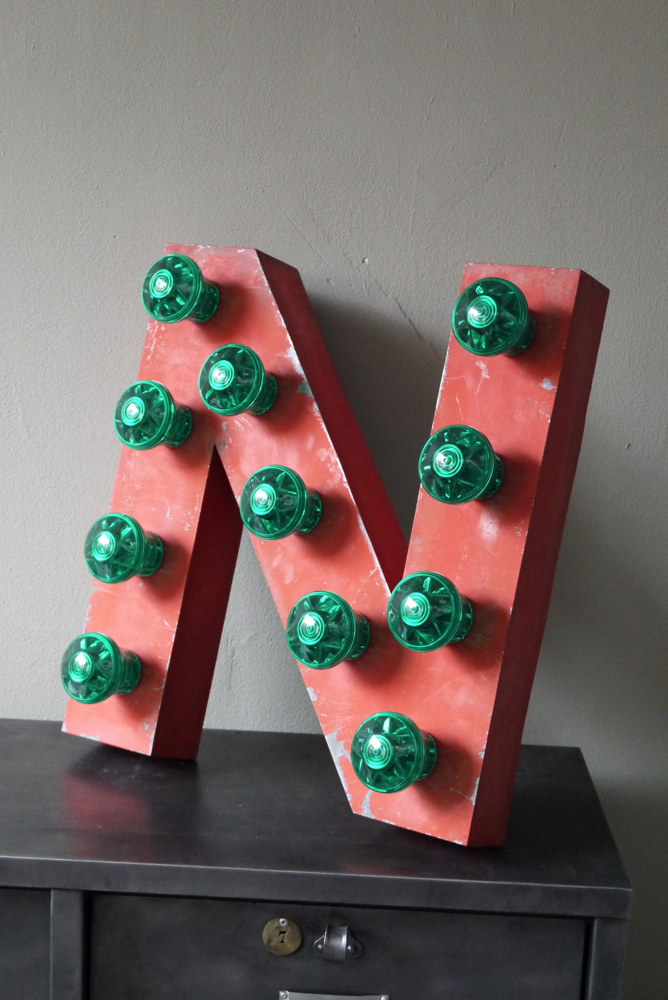 tres grande lettre N d'ancienne enseigne lumineuse façon fete foraine – Image 3