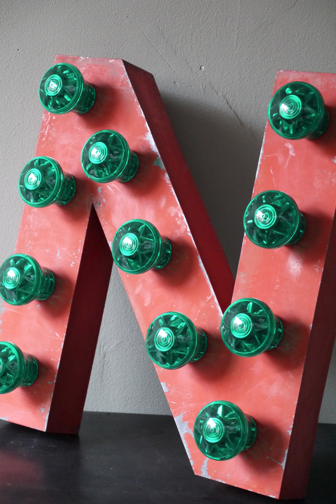 tres grande lettre N d'ancienne enseigne lumineuse façon fete foraine – Image 7