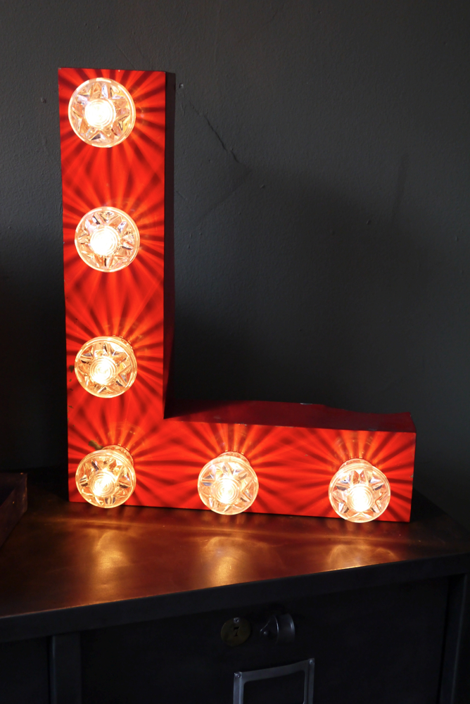 tres grande lettre L d'ancienne enseigne lumineuse façon fete foraine – Image 2