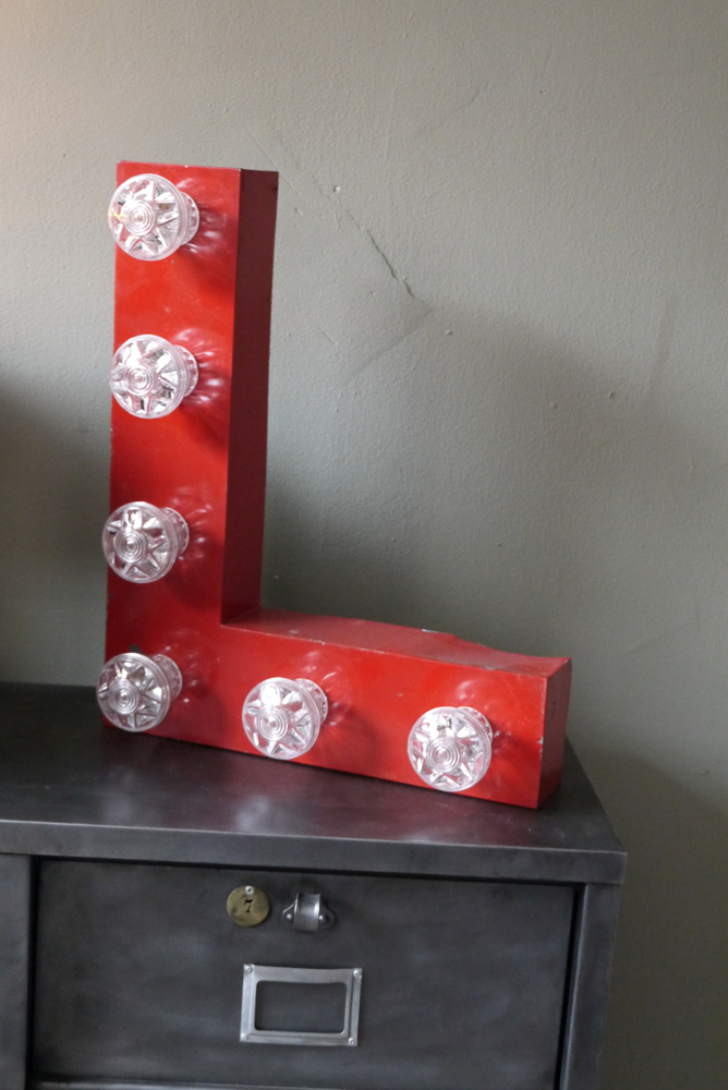 tres grande lettre L d'ancienne enseigne lumineuse façon fete foraine – Image 3