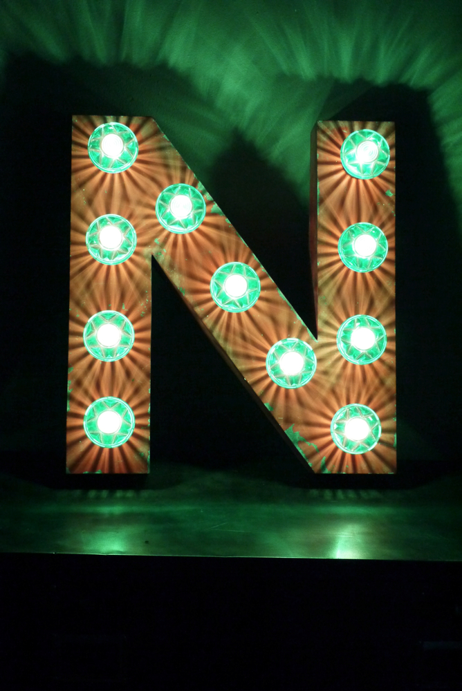 tres grande lettre N d'ancienne enseigne lumineuse façon fete foraine – Image 2