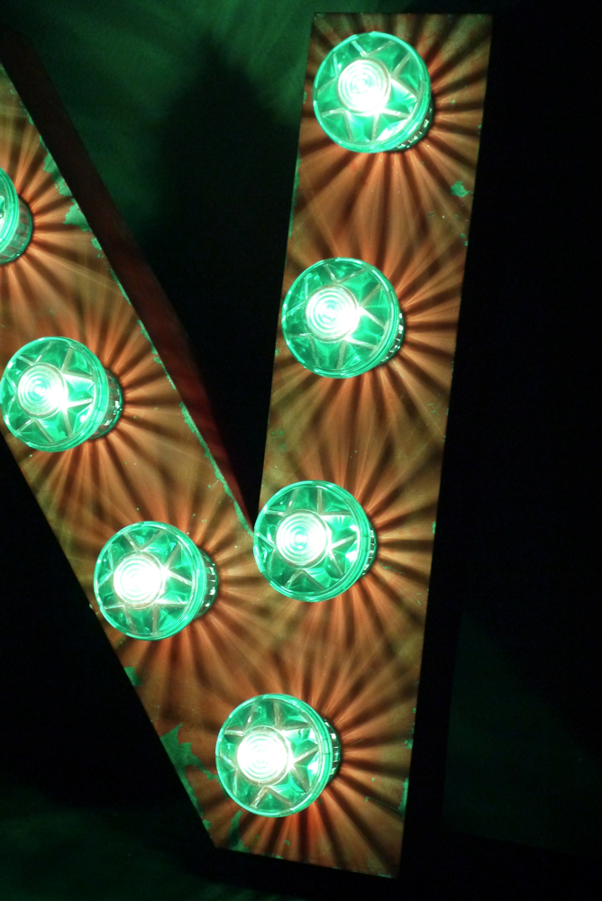 tres grande lettre N d'ancienne enseigne lumineuse façon fete foraine – Image 5