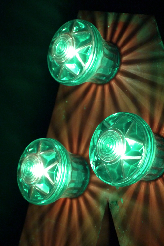 tres grande lettre N d'ancienne enseigne lumineuse façon fete foraine – Image 9