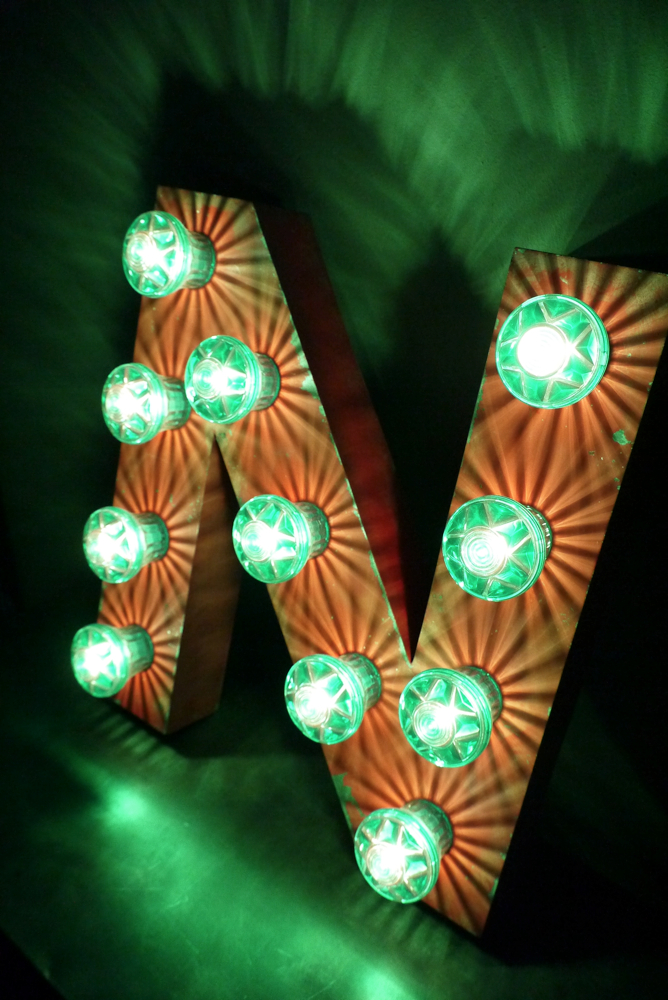 tres grande lettre N d'ancienne enseigne lumineuse façon fete foraine – Image 6