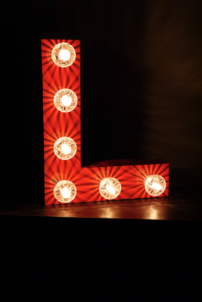 tres grande lettre L d'ancienne enseigne lumineuse façon fete foraine – Image 5