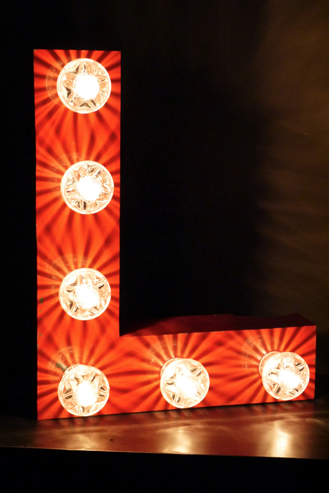 tres grande lettre L d'ancienne enseigne lumineuse façon fete foraine – Image 6