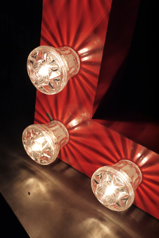 tres grande lettre L d'ancienne enseigne lumineuse façon fete foraine – Image 8