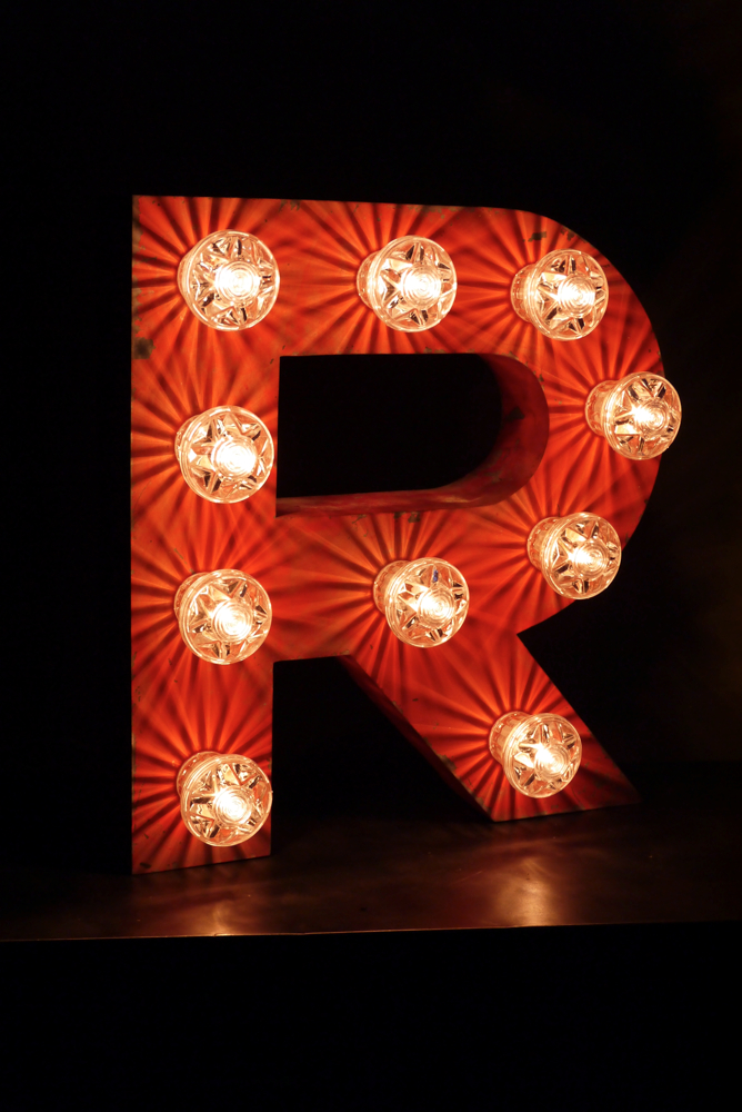 tres grande lettre R d'ancienne enseigne lumineuse façon fete foraine – Image 2